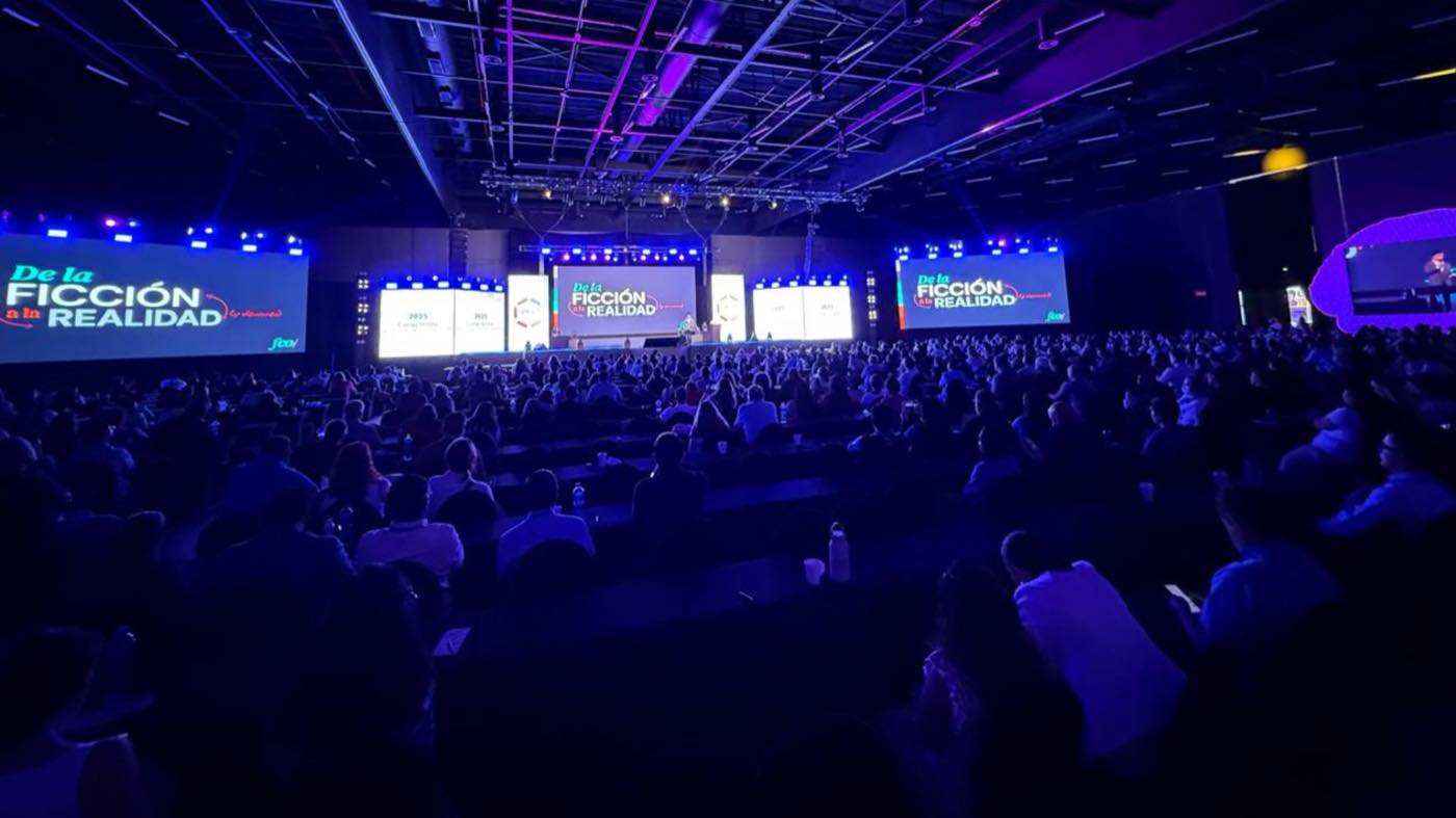Auditorio multitudinario en un evento de FCO.
