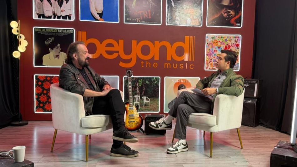 Diego Plaza en el set de Beyond the Music.