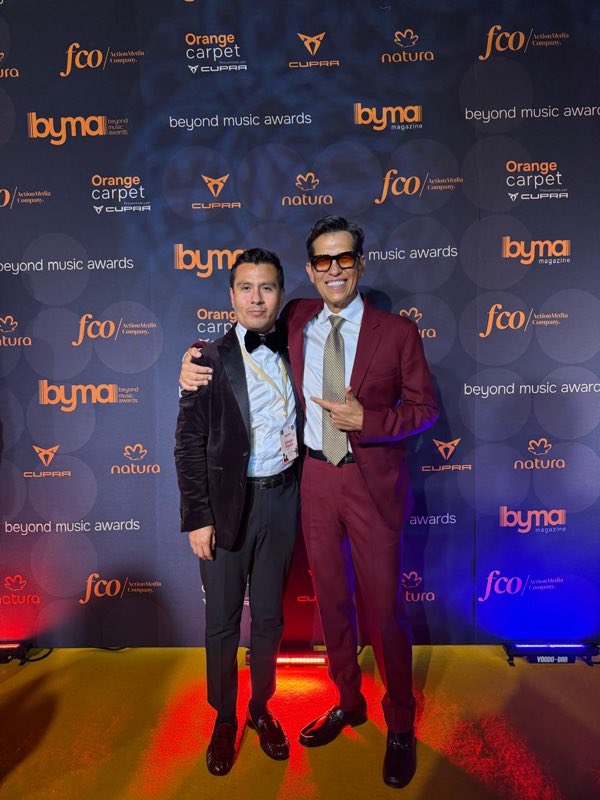 Diego Plaza en la alfombra de los Beyond Music Awards.