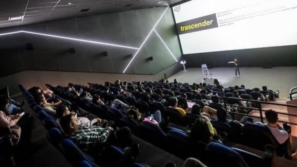 Auditorio universitario lleno durante una charla de Fugitivos.