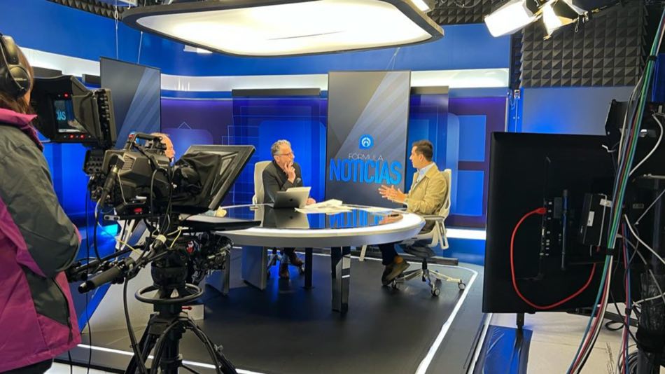Diego Plaza en el set de un noticiero de televisión.