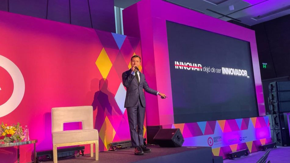 Diego Plaza en el escenario junto a la frase «Innovar dejó de ser innovador».