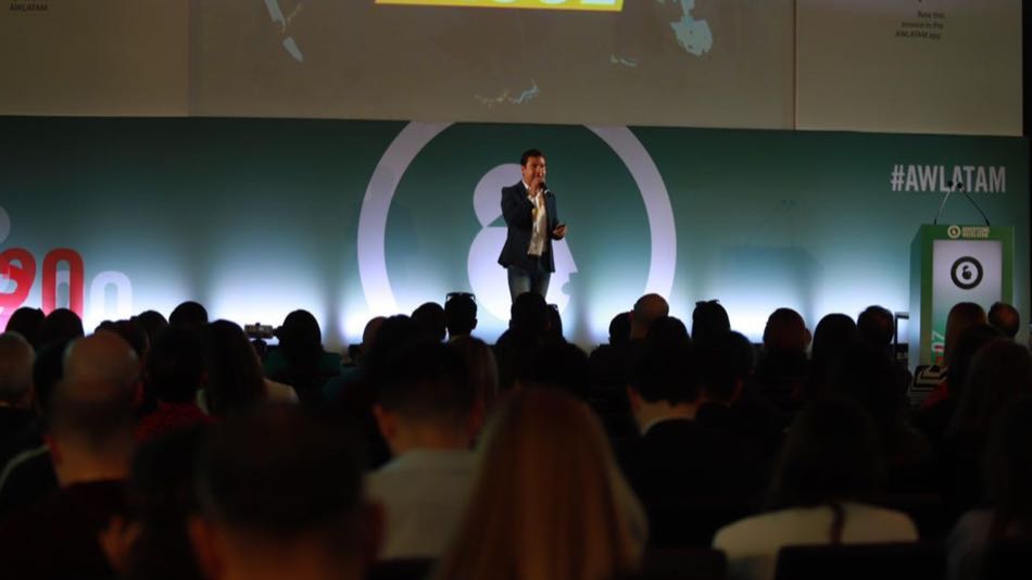 Diego Plaza en el escenario de Advertising Week LATAM.