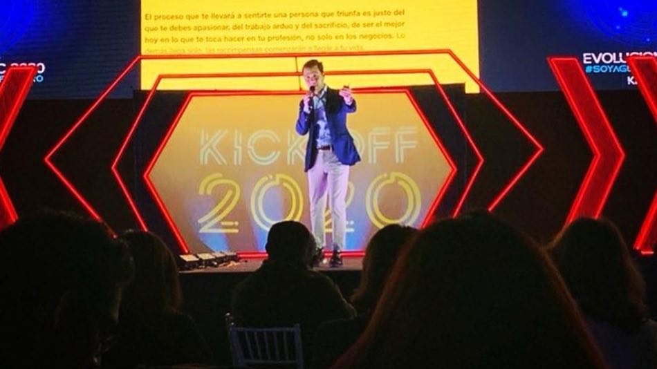 Diego Plaza en el escenario de un kickoff corporativo.