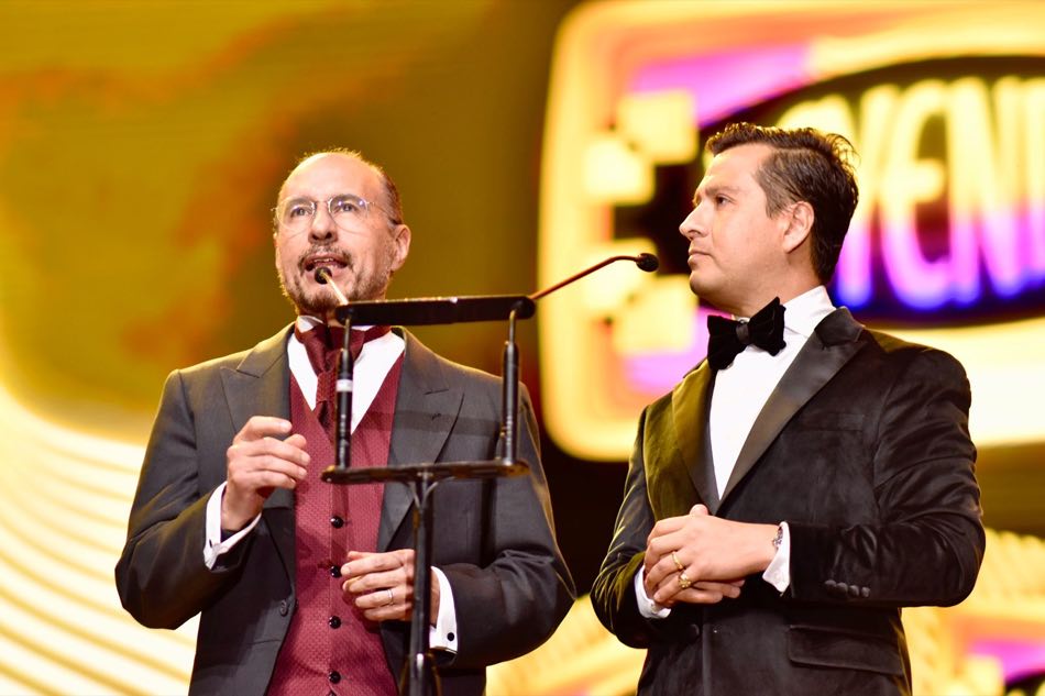 Diego Plaza en el pódium de una ceremonia de premiación.