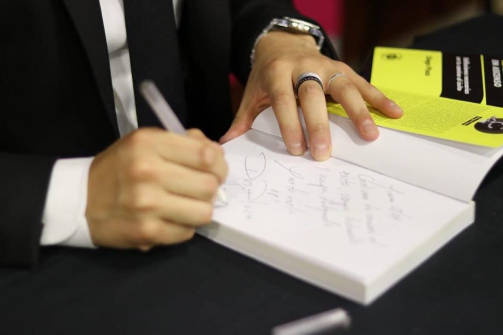 Diego Plaza firmando un ejemplar de UP!