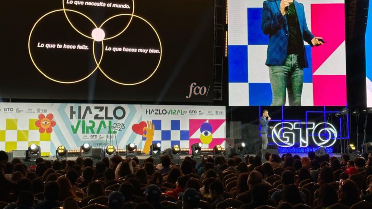 Diego Plaza en el escenario de Hazlo Viral ante un auditorio lleno.