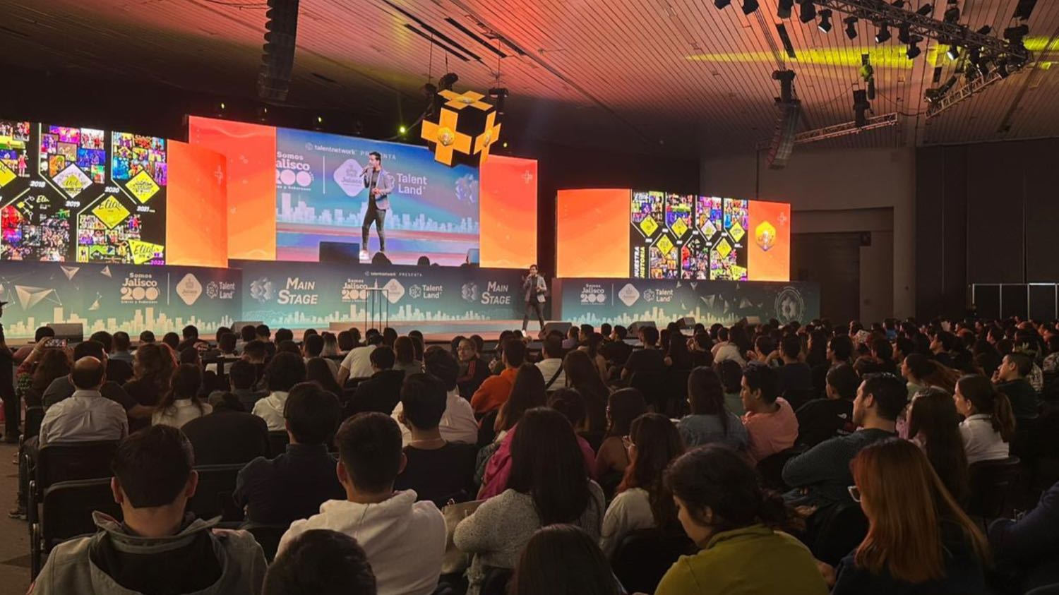 Escenario principal de un congreso con el auditorio lleno.
