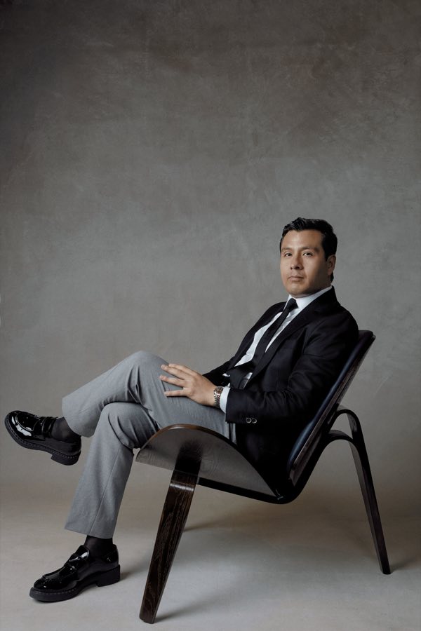Retrato de estudio de Diego Plaza sentado.