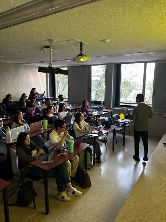Diego Plaza impartiendo un taller en un aula.