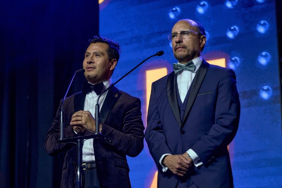 Diego Plaza en el pódium de una premiación deportiva.
